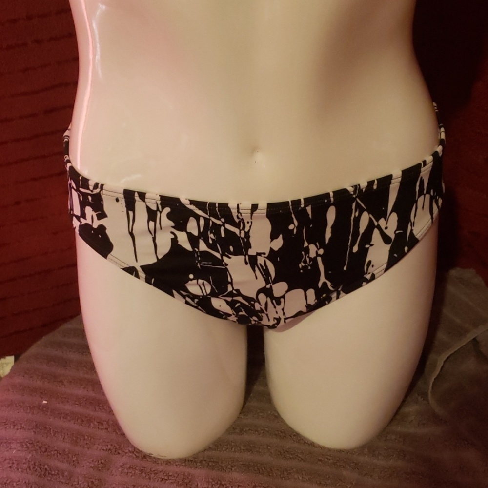 Bikini - Picture 3 of 4